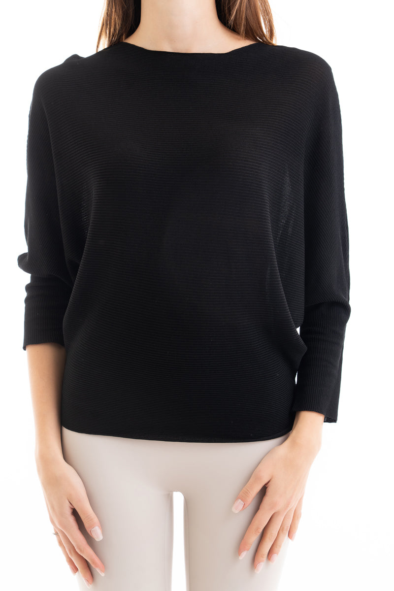 modella indossando Maglia pipistrello in filato leggero a costina orizzontale colore Nero Unica