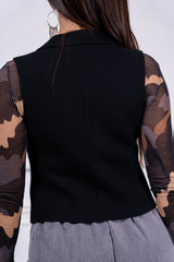 modella indossando Gilet Solenne in maglia con collo blazer colore