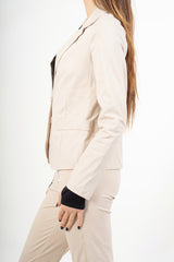 modella indossando Giacca beige elasticizzata due bottoni in misto cotone colore