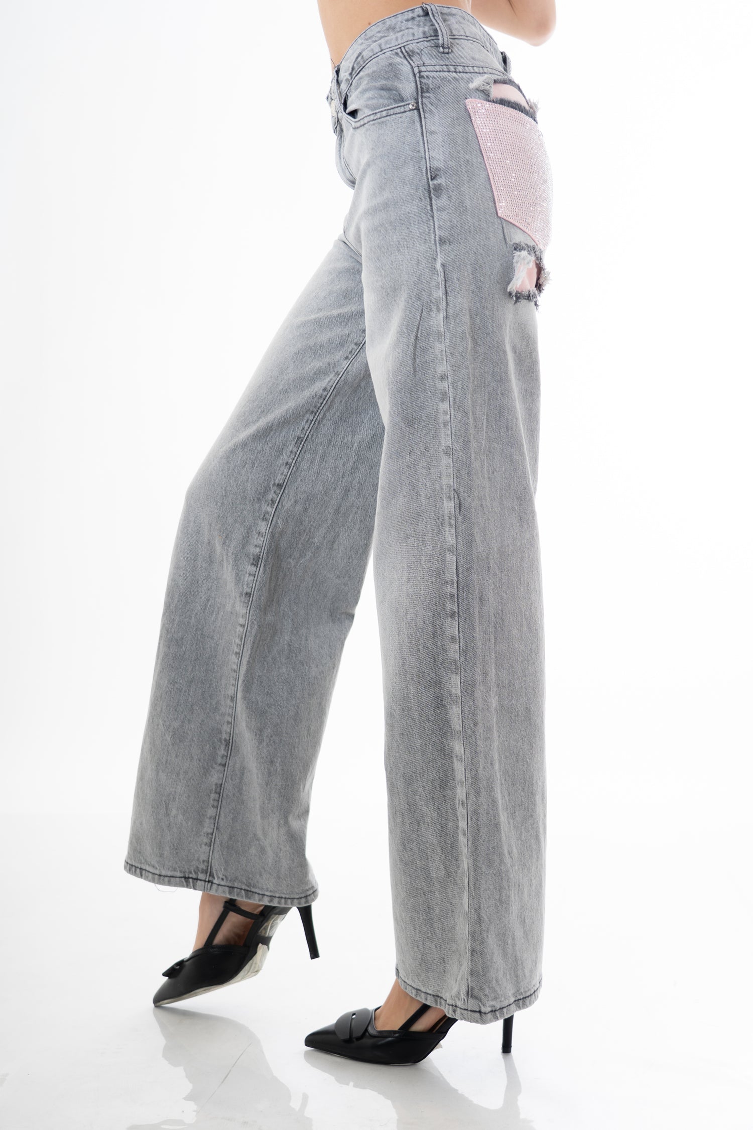 modella indossando Jeans wide leg grigio slavato con tasca posteriore rosa strass e rotture colore