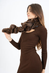 modella indossando Sciarpa in eco pelliccia drappeggiata con asola colore