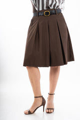 modella indossando Bermuda ampio con pinces in tela morbida elasticizzata e cintura colore