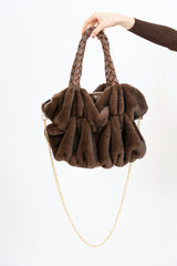 modella indossando Borsa in pelliccia ecologica con manico intrecciato e tracolla a catena colore