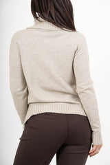 modella indossando Maglione over con collo alto in filato morbido e caldo colore