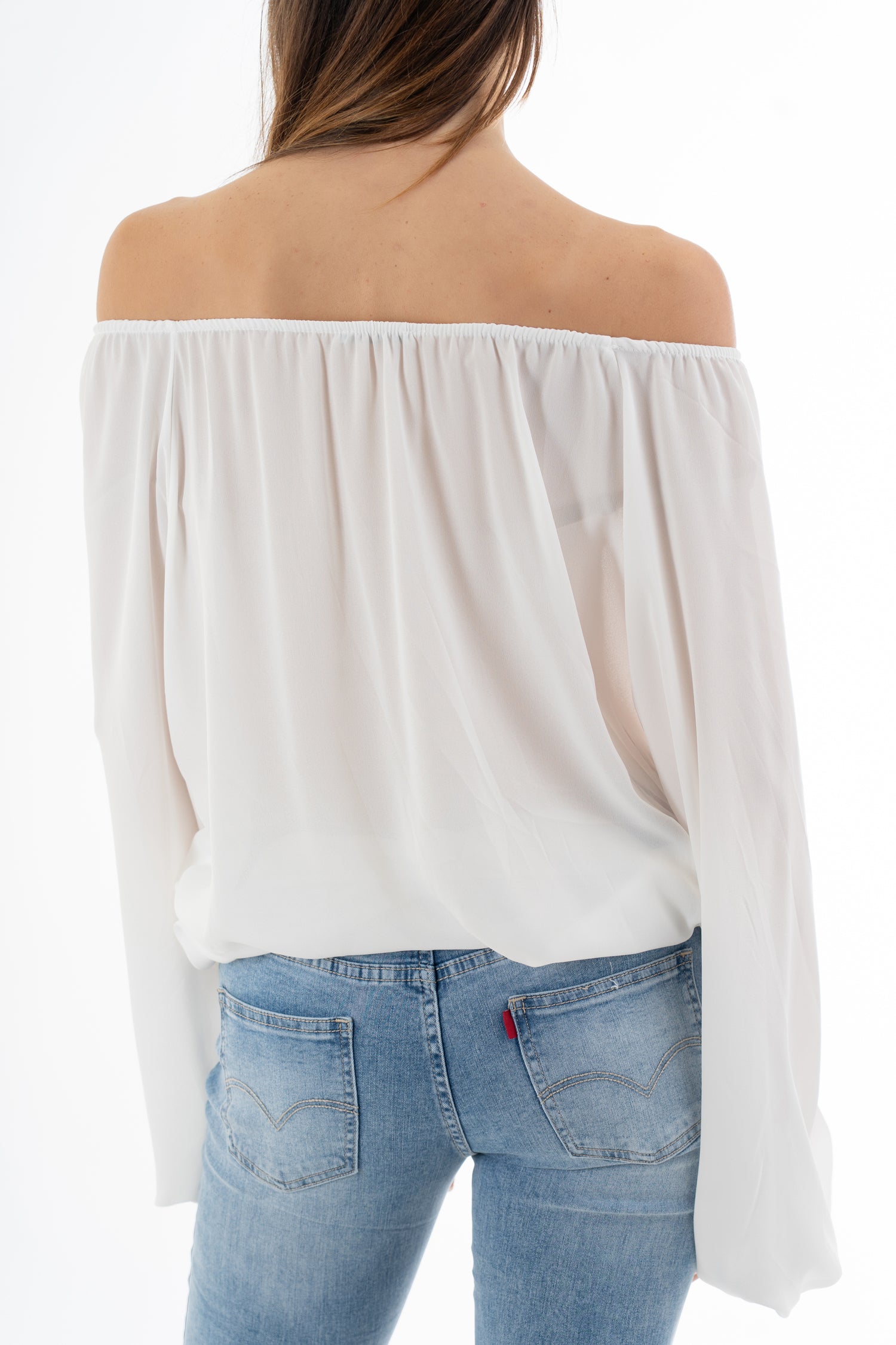 modella indossando Blusa in georgette velata con scollo elasticizzato e manica ampia sblusata colore