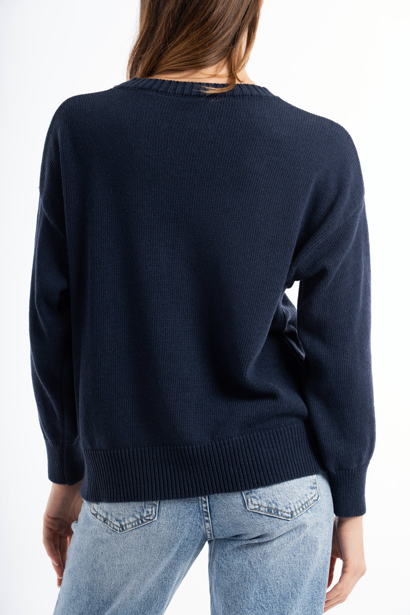 modella indossando Maglione primaverile girocollo in misto cotone colore