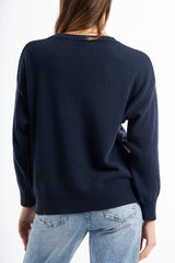 modella indossando Maglione primaverile girocollo in misto cotone colore