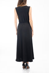 modella indossando Abito lungo smanicato con scollo drappeggiato e taglio in vita Nero colore