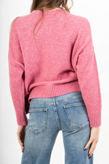 modella indossando Maglia girocollo morbida a spalla scesa in filato caldo colore