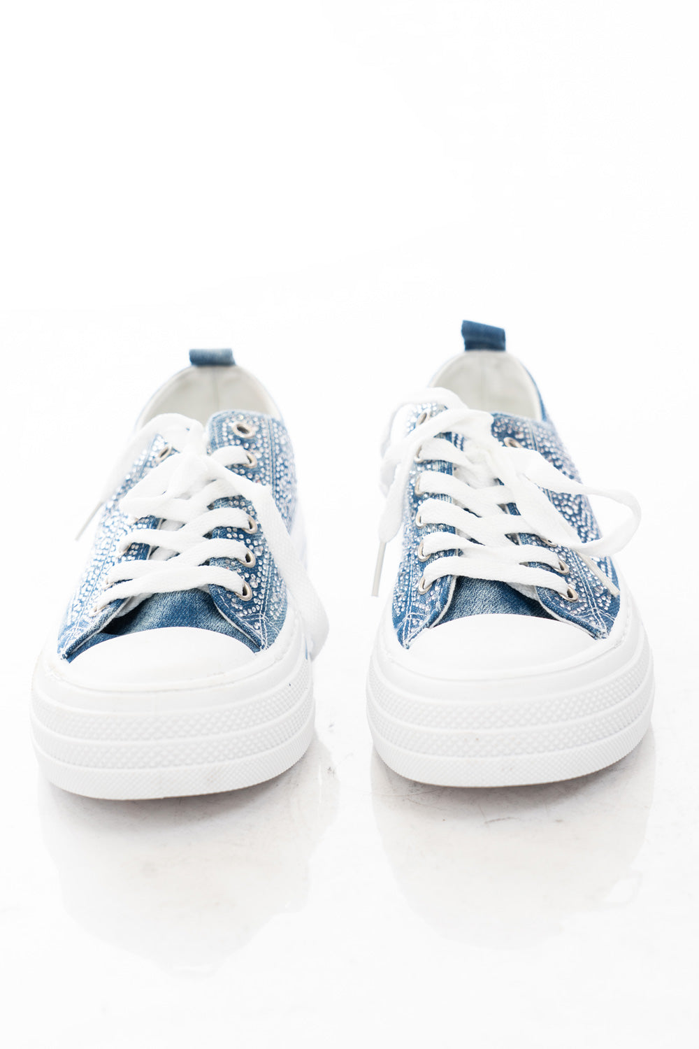 modella indossando Sneakers platform in tela denim con strass applicati colore