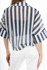 modella indossando Camicia corta a righe in tela velata misto tencel con manica ampia colore