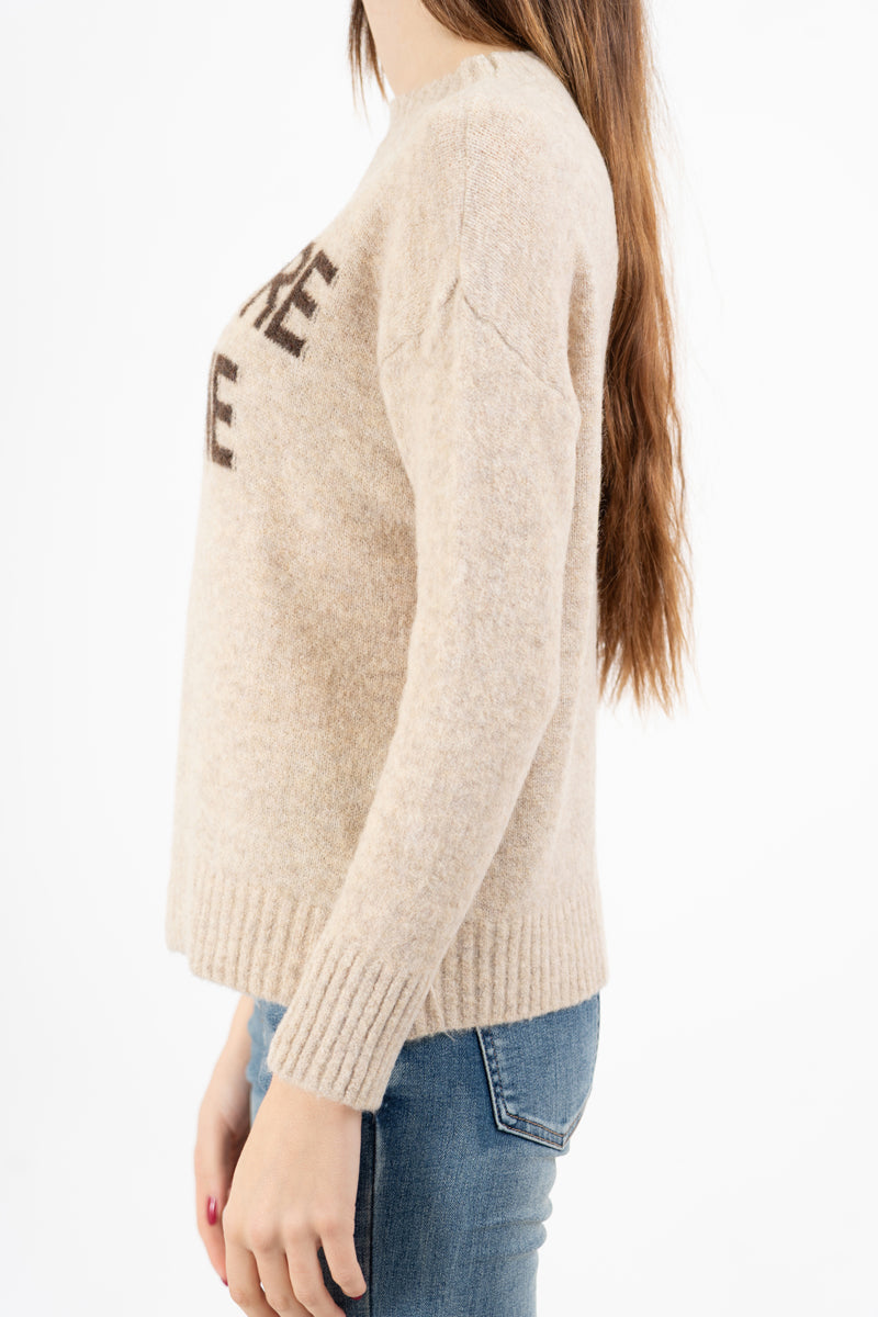 modella indossando Maglione girocollo con scritta “Ho sempre ragione” in misto lana Made in Italy colore