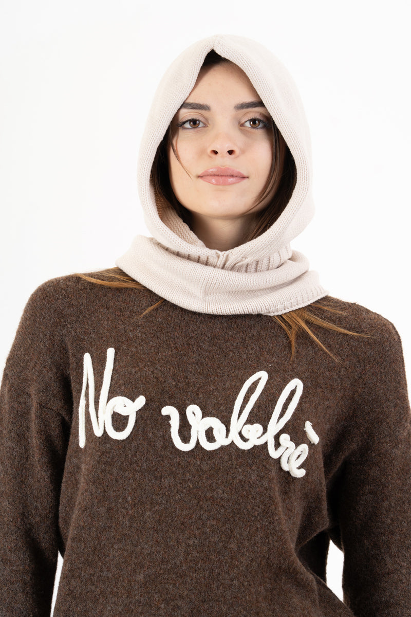 modella indossando Balaclava in maglia morbida Made in Italy colore Beige Unica