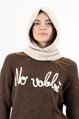 modella indossando Balaclava in maglia morbida Made in Italy colore Beige Unica