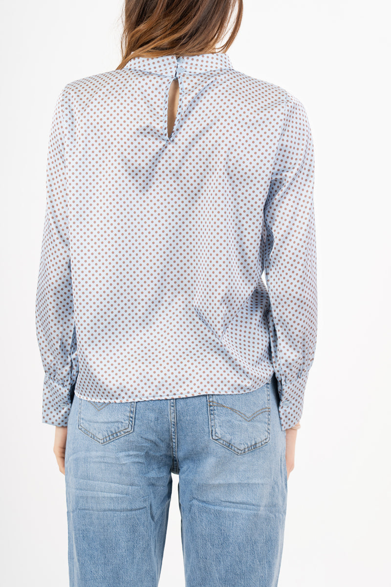 modella indossando Blusa in raso a pois con collo coreano e maniche arricciate colore