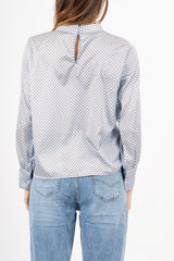 modella indossando Blusa in raso a pois con collo coreano e maniche arricciate colore