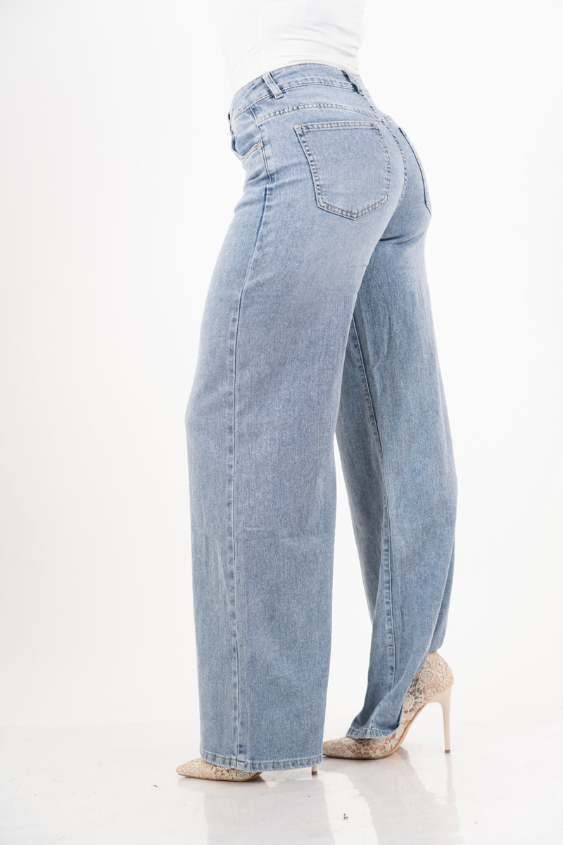 modella indossando Jeans straight morbido in denim elasticizzato colore Denim Medio
