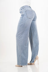 modella indossando Jeans straight morbido in denim elasticizzato colore Denim Medio