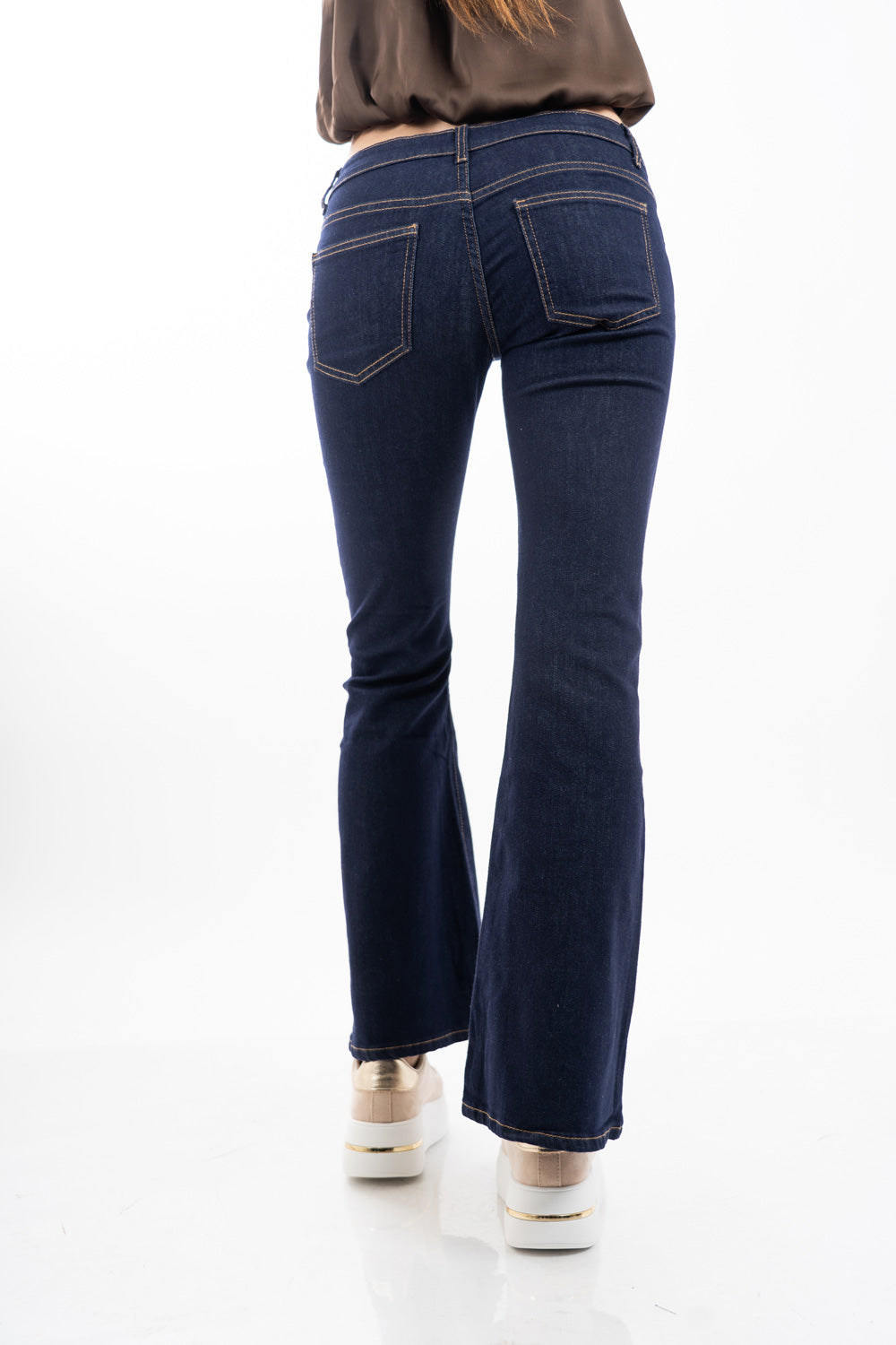 modella indossando Jeans flare in denim leggero elasticizzato a vita regolare effetto slanciato colore