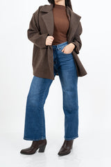 modella indossando Jeans a vita alta modello straight in denim elasticizzato colore Denim Medio