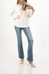 modella indossando Stola in eco-pelliccia morbida colore