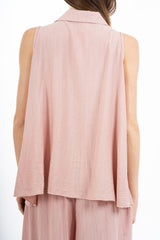 modella indossando Camicia smanicata svasata in viscosa EasyWave no stiro con bottoni colore
