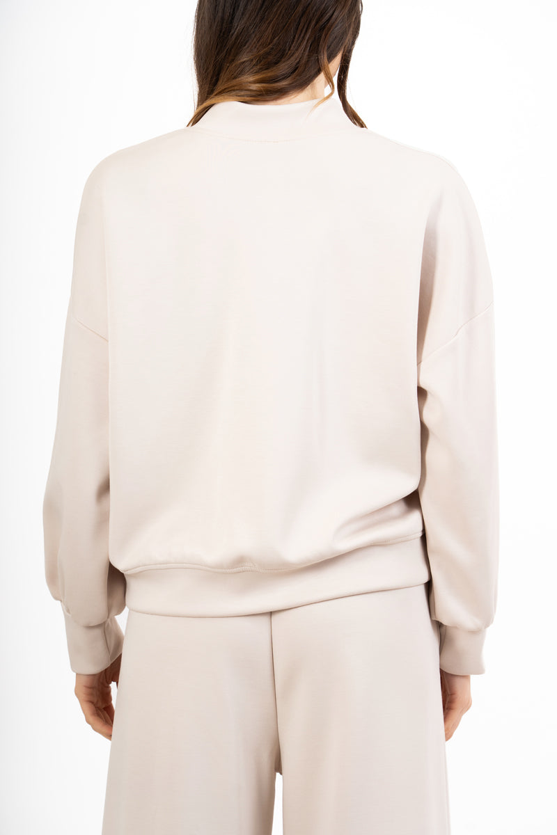 modella indossando Giacca in felpa misto viscosa con zip e manica ampia colore