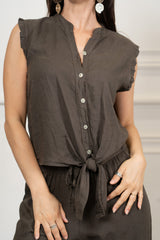 modella indossando Camicia annodata in lino e viscosa con rouge colore Marrone Unica