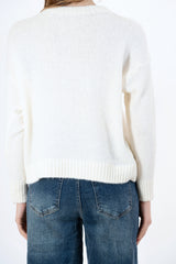 modella indossando Maglione girocollo con scritta “Ho sempre ragione” in misto lana Made in Italy colore