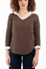 modella indossando Maglia over scollo V in misto viscosa con bordo pulito colore Marrone Unica