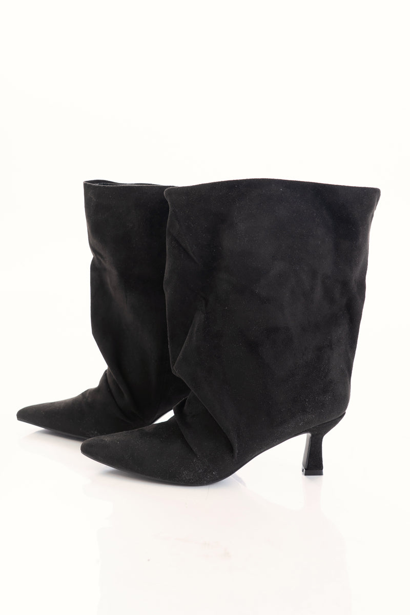 Tronchetto nero in ecocamoscio con gambale morbido ampio e tacco a clessidra 6 cm