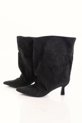 Tronchetto nero in ecocamoscio con gambale morbido ampio e tacco a clessidra 6 cm