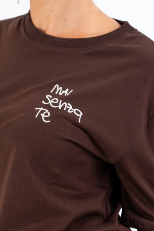 T-shirt in cotone con ricamo “mai senza te”