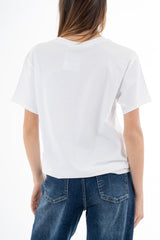 modella indossando T-shirt in cotone elasticizzato con scritta No Vabbè applicata in rilievo colore