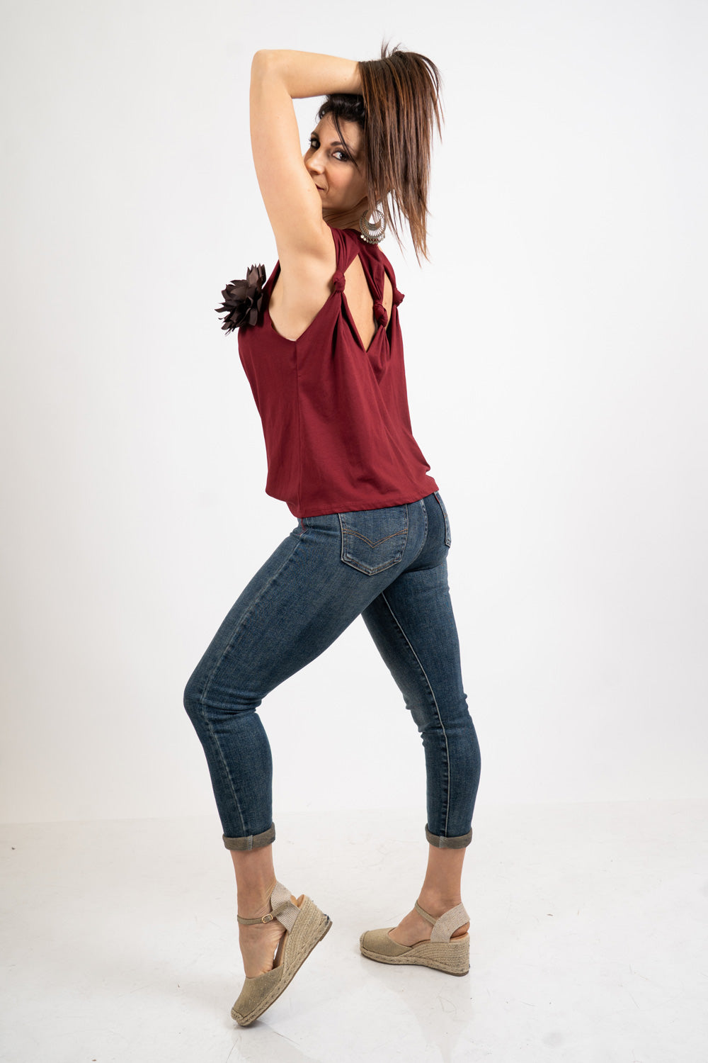 T-shirt smanicata con fiore applicato e schiena cut-out.