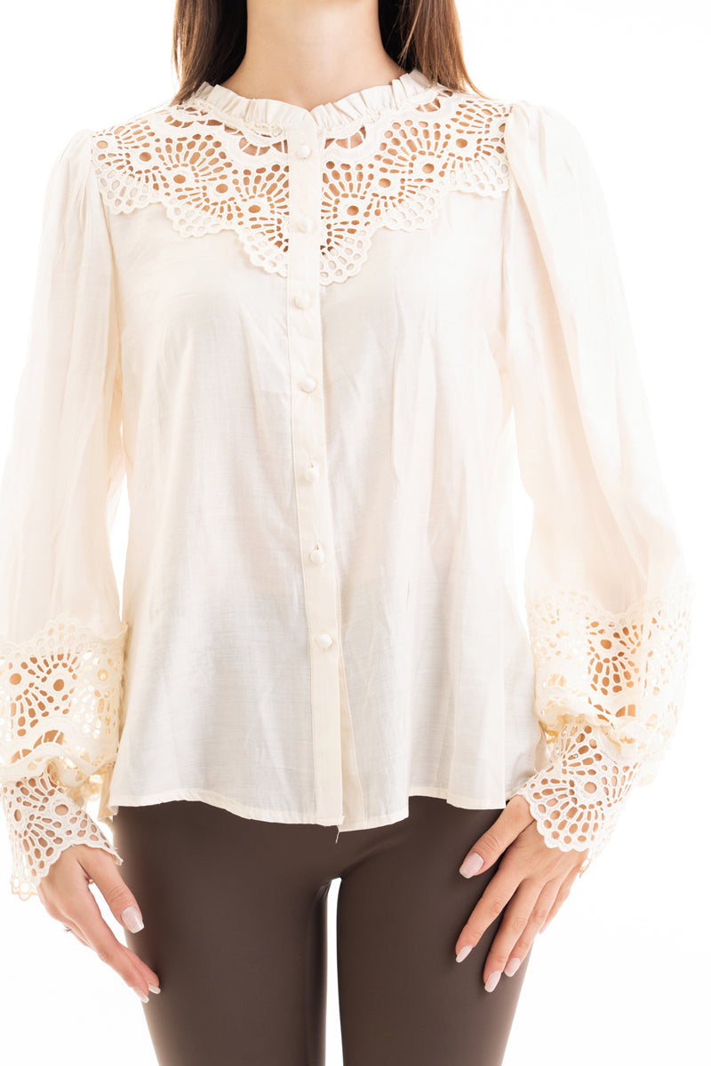 modella indossando Camicia ampia in viscosa con rouche al collo e macramé traforato colore Beige Unica