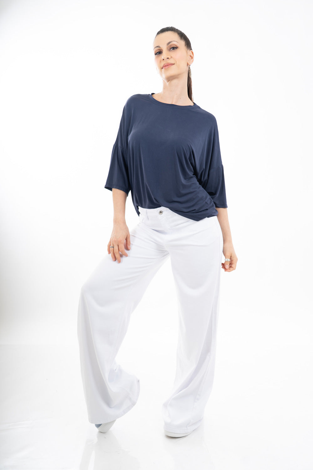 modella indossando Jeans bianco wide leg a vita alta in denim leggero elasticizzato colore