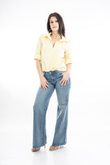 modella indossando Camicia gialla in cotone elasticizzato leggermente avvitata colore