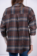 modella indossando Camicia Rivington Woodland in flanella colore