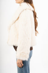 modella indossando Giacca in ecopelliccia morbida effetto volume colore