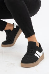 Sneakers in camoscio ed ecopelle nere con suola in gomma