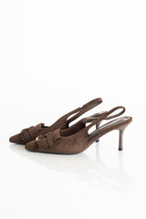 modella indossando Slingback con frange e fibbia – MARRONE SCURO colore