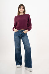 modella indossando Maglione morbido con manica ampia e bordo a costine colore
