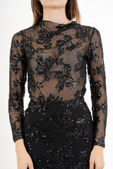 modella indossando Maglia in microrete con paillettes tono su tono colore Nero Unica