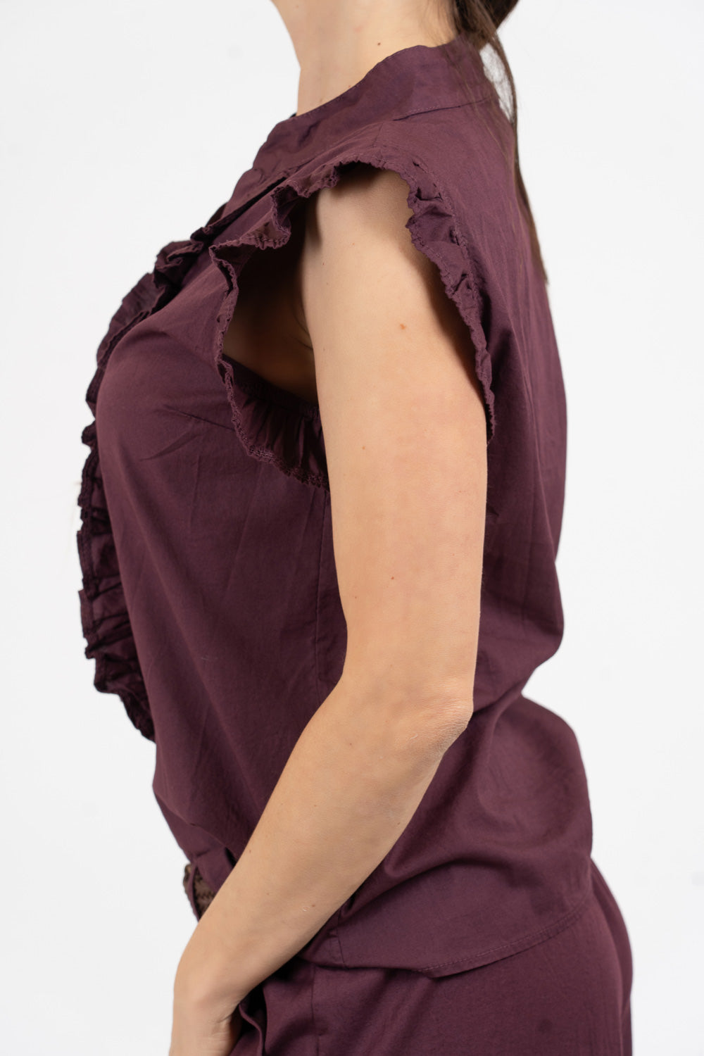 Camicia smanicata con rouge in cotone elasticizzato.