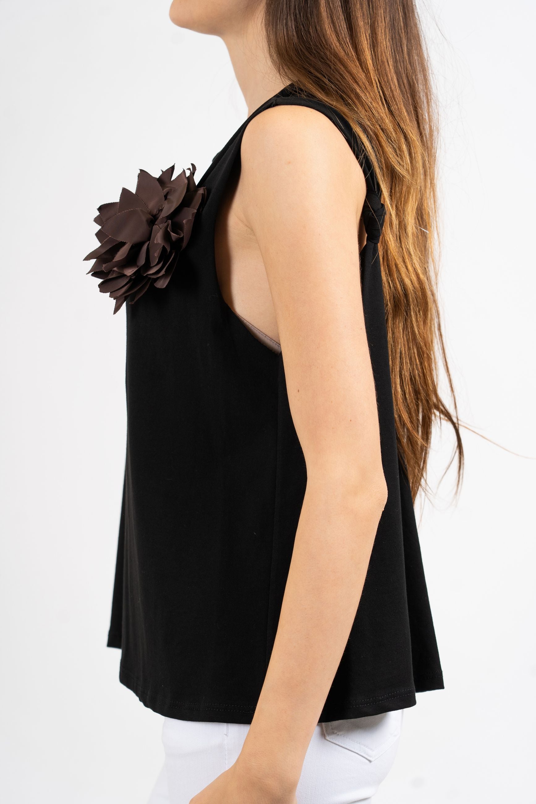 T-shirt smanicata con fiore applicato e schiena cut-out.