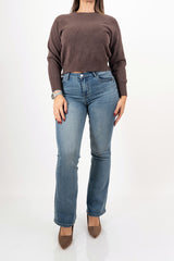 modella indossando Maglia basic a manica raglan in filato misto viscosa colore