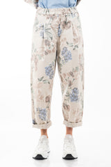 Pantalone floreale in cotone elasticizzato con pince e vita elasticizzata