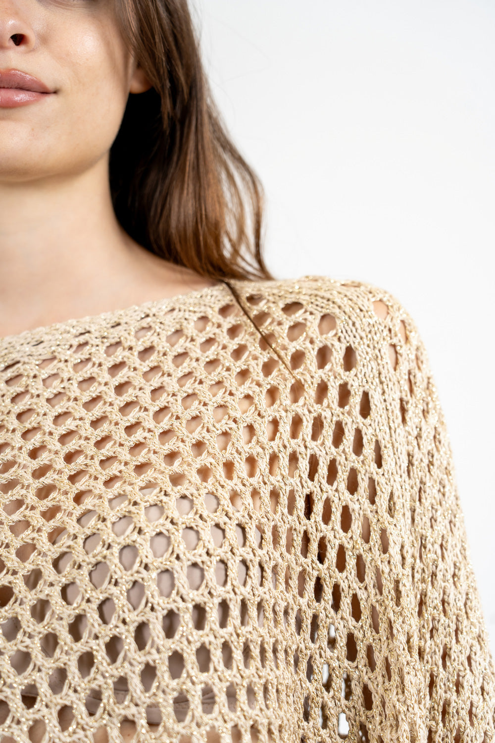 Poncho rete lurex in cotone effetto crochet.