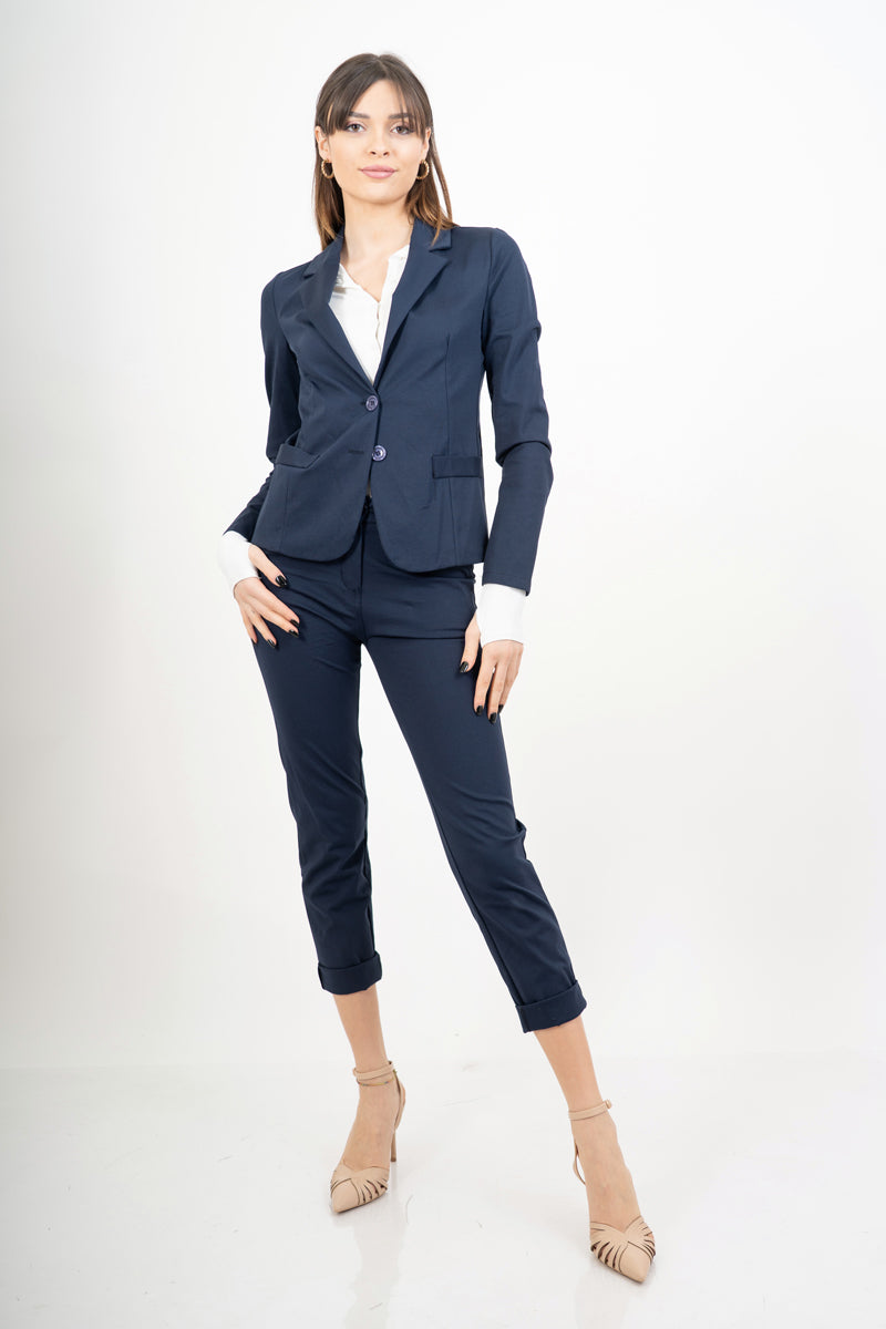 modella indossando Giacca blu elasticizzata due bottoni in misto cotone colore